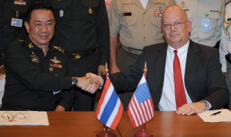 Bangkok, THAILAND : Thai Chief of Joint Staff, General Songkitti Jaggabatara (L) shakes hand with US embassy Bangkoks deputy Chief of Mission, James Entwistle (R) during a press conference on joint military exercise  Cobra Gold 2008  in Bangkok on April 09, 2008. Thailand, the United States, Japan, Singapore and Indonesia participate in the Cobra Gold 2008 between May 08-21, 2008 in Thailand. AFP PHOTO/Pornchai KITTIWONGSAKUL