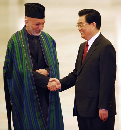 นายกรัฐมนตรีฮามิด การ์ไซ จับมักทักทายกับประธานาธิบดีหู จิ่นเทา