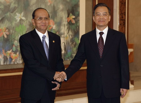 ผู้นำพม่านายพลตัน ฉ่วย กับนายกรัฐมนตรีจีนเวิน เจียเป่า