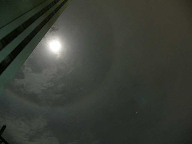 ปรากฏการณ์ ดวงจันทร์ทรงกรด Moon Halo จุดสว่างทางด้านขวาคือ ดาวพฤหัส อยู่ในกลุ่มดาวคนยิงธนู (ภาพจาก นายพรชัย รังสีธนะไพศาล/สมาคมดาราศาสตร์ไทย) 