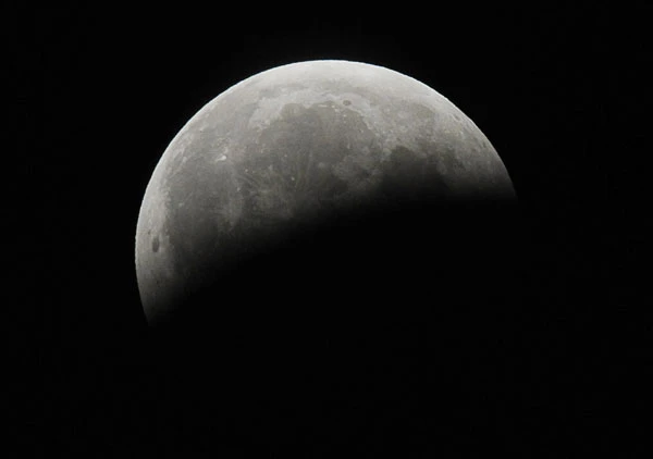 ที่กรุงสตอกโฮล์ม ประเทศสวีเดน ก็มองเห็นดวงจันทร์เว้าแหว่งด้วยเหมือนกัน บันทึกภาพไว้โดย Johan Nilsson (ภาพจาก AFP)