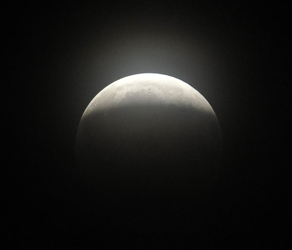 มองจากกรุงสตอกโฮมล์ม สวีเดน ดวงจันทร์ถูกเงาของโลกบดบังถึง 84% ซึ่งภาพนี้บันทึกโดย Johan Nilsson (ภาพจาก AFP)