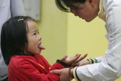 โรคมือ เท้า ปากแพร่ระบาดในจีน ทำให้ทางการต้องสั่งปิดโรงเรียนอนุบาลและส่งทีมแแพทย์เข้าไปตรวจสุขภาพเด็กเล็ก - รอยเตอร์
