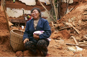 หลี่ ฝูชุ่ย วัย 47 ปีผู้ประสบภัยในเสฉวนร้องไห้ต่อเหตุแผ่นดินไหวที่พรากชีวิตคนในครอบครัว - เอเยนซี 
