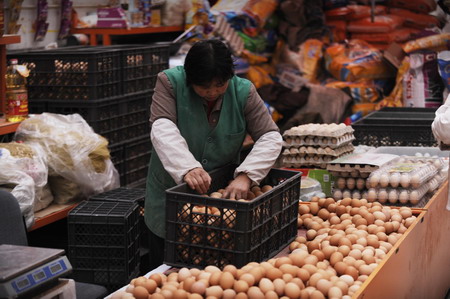 แม่ค้าขายไข่ไก่ในตลาดสดปักกิ่งกำลังคัดเลือกไข่ไก่ ขณะที่ล่าสุดเมื่อวันพุธ(29 ต.ค.)ทางการฮ่องกงได้รายงานว่าตรวจพบสารเมลามีนในไข่ไก่ที่ผลิตโดยบริษัทจิ่งซัน แอกริคัลเจอรัล โปรดักซ์ ที่อยู่ในมณฑลหูเป่ย