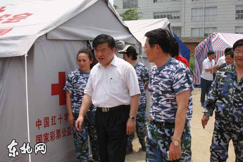 เฉิน จู รัฐมนตรีว่าการสาธารณสุขจีน ตรวจการการทำงานของคณะปฏิบัติการป้องกันโรคระบาดในเขตที่ประสบภัยพิบัติแผ่นดินไหวในมณฑลซื่อชวน (เสฉวน) เมื่อวันที่ 3 มิถุยายน 2551 -ภาพเอเจนซี