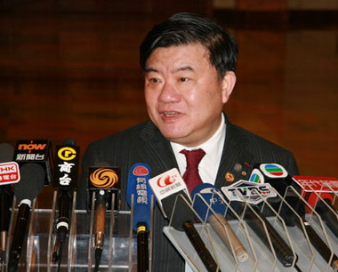เฉิน จู รัฐมนตรีว่าการสาธารณสุขจีน ให้สัมภาษณ์เกี่ยวกับสถานการณ์ไข้หวัดใหญ่ระบาดจนมีเด็กเสียชีวิตไป 4 คน ในเดือนมีนาคม 2551 ซึ่งเป็นช่วงไม่กี่เดือนก่อนเปิดงานโอลิมปิก ปักกิ่ง -ภาพเอเจนซี