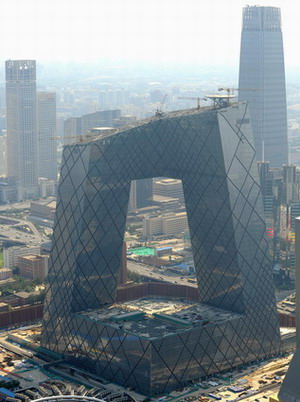 ตึกสำนักงานใหญ่แห่งใหม่ของซีซีทีวี รูปทรงรองเท้าบูธ จัดเป็นหนึ่งในสิบสิ่งก่อสร้างมหัศจรรย์ใหม่ของประเทศจีน