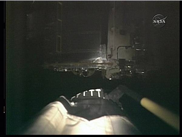 แขนยนต์ของแอตแลนติสเข้ายึดฮับเบิลไว้ เมื่อวันที่ 14 พ.ค. เพื่อจะได้ปฏิบัติภารกิจซ่อมแซมฮับเบิล (AFP PHOTO/NASA VIDEO)