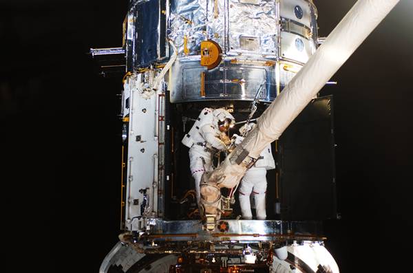 แขนกลยักษ์จากยานแอตแลนติสใช้ยึดติดกับตัวกล้องฮับเบิล เพื่อให้นักบินอวกาศออกไปซ่อมแซมได้โดยง่าย (AFP PHOTO/NASA VIDEO)