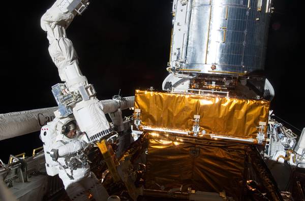 ไมค์ กูด ระหว่างการเดินอวกาศครั้งที่ 4 เมื่อวันที่ 17 พ.ค. เพื่อยกเครื่องอุปกรณ์ต่างๆ ของฮับเบิลให้ทำงานได้อย่างปกติ (AFP PHOTO/NASA/HO)