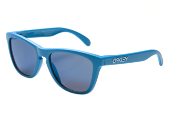 แว่นตากันแดดสีฟ้าสดสไตล์เรโทรที่ดีไซน์โดยพอล สมิธ จาก โอ้กเลย์