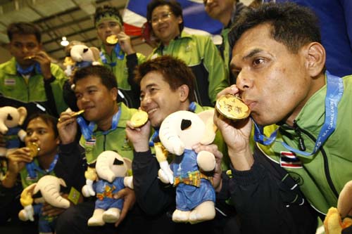 ทีมตะกร้อลอดห่วงไทยฉลองความสำเร็จกับเหรียญทองแรก