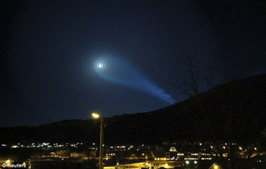 ภาพแสงประหลาดเหนือท้องฟ้านอร์เวย์ ที่เกิดจากการทดลองขีปนาวุธ  (รอยเตอร์)