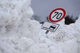 หิมะปิดเส้นทางจราจรบนถนนสายหนึ่งในเยอรมนี 