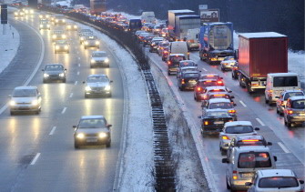 สภาพการจราจรไปติดขัดในเยอรมนี ท่ามกลางพื้นถนนที่เป็นน้ำแข็ง