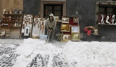 ศิลปินชาวโปแลนด์รายนี้ดูไม่ยี่หระต่อหิมะและอากาศหนาวเท่าไหร่