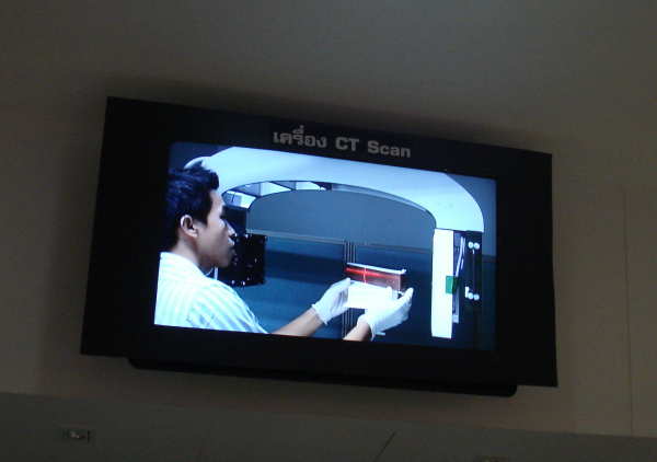 ภาพจากกล้องวงจรปิดขณะเจ้าหน้าที่ใช้เครื่อง CT Scan ตรวจหาสารระเบิด