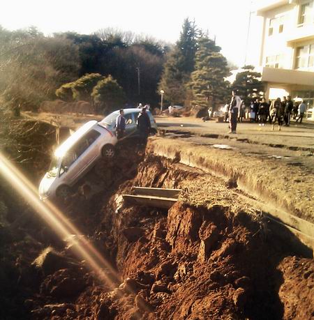 แผ่นดินไหวทำให้ถนนในจังหวัดฟุกุชิมาแยกออกเป็นหุบเหว