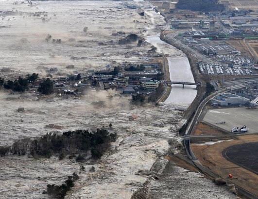 <br><FONT color=#000033>ภาพสึนามิถล่มญี่ปุ่นเมื่อวันที่ 11 มีนาคม หลังเกิดแผ่นดินไหวขนาด 8.9 ริกเตอร์ ที่มีจุดศูนย์กลางห่างจากชายฝั่งจังหวัดมิยางิทางตะวันออกเฉียงเหนือของเกาะฮอนชูในมหาสมุทรแปซิฟิกประมาณ 130 กิโลเมตร ที่ส่งผลให้เกิดคลื่นยักษ์สึนามิสูงถึง 10 เมตร ซัดถล่มหลายจังหวัดทางตอนเหนือของญี่ปุ่น แม้ว่าเวียดนามจะไม่ได้รับผลกระทบจากแผ่นดินไหวครั้งนี้ แต่ผู้เชี่ยวชาญเตือนว่าในอนาคตเวียดนามอาจเผชิญกับแผ่นดินไหวและสึนามิที่เกิดขึ้นในบริเวณทะเลตะวันออกก็เป็นได้. </font></b>