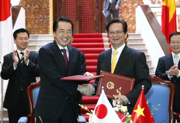 <bR><FONT color=#000033>ภาพแฟ้ม 31 ต.ค.2553 นายกรัฐมนตรีญี่ปุ่นนายนาโอโตะ คัง กับนายกรัฐมนตรีเวียดนามเหวียเติ๋นยวุ๋ง สัมผัสมือแสดงความยินดี หลังพิธีเซ็นความตกลงก่อตั้งพันธมิตรยุทธศาสตร์ระหว่างสองประเทศในกรุงฮานอย ซึ่งมีรายละเอียดจำนวนมาก รวมทั้งญี่ปุ่นจะจัดหาแหล่งเงินทุนสนับสนุนโครงการก่อสร้างขนาดใหญ่หลายโครงการในเวียดนาม รวมทั้งรถหัวกระสุนเหนือ-ใต้ โรงไฟฟ้านิวเคลียร์แห่งที่ 2 และ สนามบินใหญ่แห่งใหม่ที่ลองแถ่งด้วย.--REUTERS/Luong Thai Linh/Pool.</b>