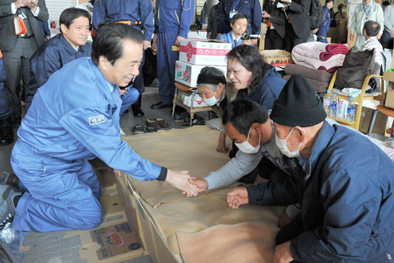 นายกรัฐมนตรี นาโอโตะ คัง ออกเยี่ยมเยียนประชาชนที่ศูนย์ผูอพยพเมืองโคริยามะ จังหวัดฟูกูชิมะ วานนี้(21)