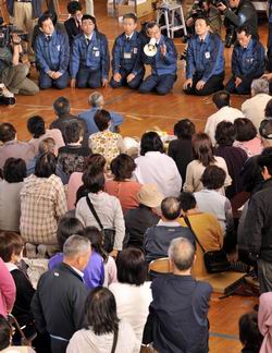 มาตาซากะ ชิมิซุ (กลาง) ประธานบริษัทเท็ปโก กล่าวแสดงความเสียใจต่อผู้อพยพจากหมู่บ้านนามิเอะ