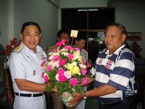 พลเรือเอกศุภกร บูรณดิลก ประธานที่ปรึกษากองทัพเรือในฐานะประธานชมรมรักบี้ฟุตบอลราชนาวีร่วมแสดงความยินดี กับ ส.ส. เขต 8 ชลบุรี 