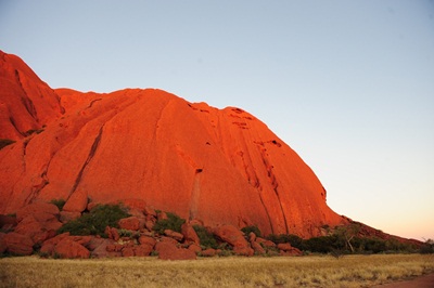หินอูลูรูสะท้อนแสงอาทิตย์ยามโพล้เพล้เป็นสีแดงเพลิง