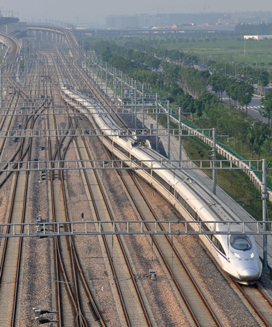 ภาพรถไฟความเร็วสูงจีนออกจากสถานีซั่งไห่ หงเฉียว (21 ส.ค.) ทั้งนี้หลังจากนิตยสารไช่ซินเผยว่า ก่อนหน้านี้มีการพบว่าเพลารถไฟฯ ร้าว กระทรวงรถไฟก็ออกมาสั่งระงับการให้บริการเพิ่มของรถไฟ พร้อมปรับลดความเร็วลงอีก (ภาพเอเอฟพี)