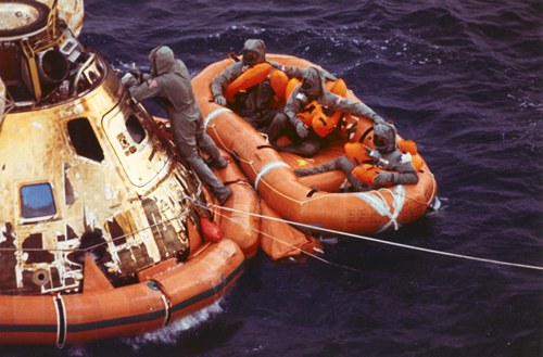 หน่วยกู้ชีพเข้าช่วยเหลือลูกเรืออะพอลโล 11 หลังกลับสู่โลก (NASA) 