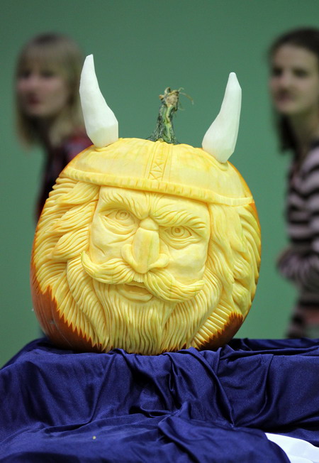 Leipzig, Saxony, GERMANY: The pumpkin work of a viking by Czech vegetable carver Radek Vach is on display on September 5, 2011 during the first European vegetable carving competition in Leipzig, eastern Germany. The competition is taking place during the Gaeste trade fair for the restaurant, hotel and catering business running until September 6, 2011. Within four hours, competitors have to carve in front of the jurys eyes a piece from melons, papayas, stem cabbage, cucumbers, radish, carrots and Chinese cabbage. AFP PHOTO/Jan Woitas 