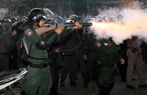  ตำรวจระดมยิงระเบิดแก๊สน้ำตาเข้าใส่ผู้ชุมนุมพันธมิตรประชาชนเพื่อประชาธิปไตย หน้ารัฐสภา วันที่ 7 ตุลาคม 2551
