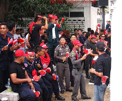ตำรวจสนิทสนมกลมเกลียวกับคนเสื้อแดง ระหว่างชุมนุมปิดล้อมรัฐสภา วันที่ 30 ธันวาคม 2551