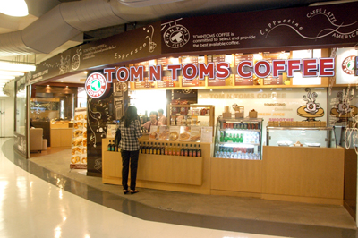 บรรยากาศบริเวณหน้าร้าน Tom N Toms Coffee ชั้น 4 สยามเซ็นเตอร์
