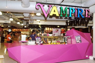 เคาน์เตอร์สีชมพูสดใสของร้าน Vampire Snow Ice