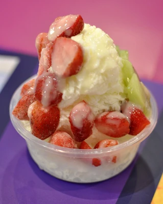 ไอศกรีมเกร็ดหิมะรสนมกับท็อปปิ้งสตอเบอร์รี่และกีวี่สด (89บาท)