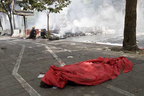 เหตุการณ์จลาจลเผาเมืองโดยคนเสื้อแดงเมื่อเดือนพฤษภาคม 2553 ซึ่งทำให้มีผู้บาดเจ็บและเสียชีวิตจำนวนมาก 