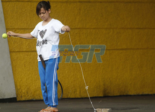 สาวน้อยกับอุปกรณ์ตีเทนนิสแบบเล่นคนเดียวข้างสนามเกโลรา บุง การ์โน (เสนายัน)เสนายัน
