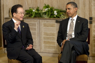 ประธานาธิบดีบารัค โอบามา แห่งสหรัฐฯ นั่งฟังนายกรัฐมนตรีเวิน เจียเป่าของจีน ระหว่างการหารือนอกรอบซึ่งจัดเคียงข้างการประชุมอีสต์ เอเชีย ซัมมิต ที่เกาะบาหลี ประเทศอินโดนีเซีย