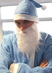 เชโก ในชุดซานต้า ครอสสีฟ้า 