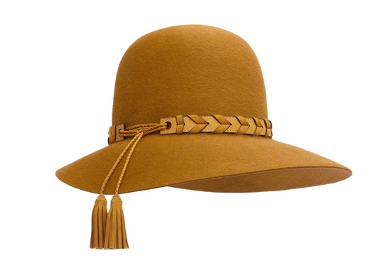 หมวกสีน้ำตาลทองทำจากผ้าสักหลาดและหนังลูกแกะ ของ Hermès