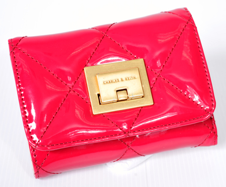 กระเป๋าสตางค์สีชมพูสดใส จาก Charles & Keith ราคา 1,390 บาท