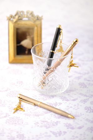 ปากกา  TRESOR  พร้อมกล่อง เหมาะสำหรับมอบเป็นของขวัญ จาก MARK’S  ประเทศญี่ปุ่น ราคา 1,150 บาท