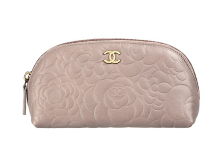 กระเป๋าหนังสีชมพูเบจ ลายดอกคามิลเลีย จาก Chanel