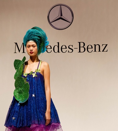 Kuala Lumpur, MALAYSIA: A model presents a creation by Malaysian designer Lois Lee during the Mercedes-Benz Stylo Fashion Grand Prix in downtown Kuala Lumpur on March 20, 2012. AFP PHOTO/Mohd Rasfan