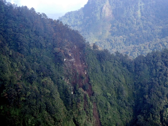 Mount Salak, INDONESIA: In this photograph released on May 10, 2012 by the Indonesian Air Force and taken by Indonesian Air Force rescue personnel aboard a helicopter on May 10, 2012, debris of plane crash from a Russian Sukhoi Superjet 100 is seen on the slope of Salak Mountain Western Java province. Indonesian rescuers spotted the wreckage of a missing Russian Sukhoi Superjet that disappeared in mountainous terrain during a demonstration flight with about 50 people aboard. AFP PHOTO/Indonesia Air Force