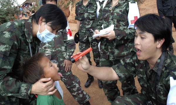 <bR><FONT color=#000033>ภาพที่เผยแพร่โดยกองทัพไทย เจ้าหน้าที่แพทย์ทหารไทยตรวจช่องปากของเจ้าหนูชาวม้งในวันที่ 26 ธ.ค.2552 ในขั้นตอนเตรียมการส่งชาวม้งชุดสุดท้ายราว 4,400 คน ออกจากศูนย์พักพิงห้วยน้ำขาว อ.เขาค้อ จ.เพชรบูรณ์ไปให้ฝ่ายลาว สื่อของทางการรายงานสัปดาห์นี้ว่า ชาวม้งหลายร้อยคนจากที่นี่ได้ตั้งถิ่นฐานอย่างสมบูรณ์แล้วและชุมชนของพวกเขาถูกส่งมอบให้กับทางการท้องถินเมือง (อำเภอ) กาสี แขวง (จังหวัด) เวียงจันทน์เมื่อเร็วๆ นี้. --   REUTERS/Royal Thai Army Handout. </b>  
