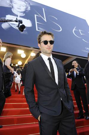 Robert Pattinson นักแสดงชื่อดังชาวอังกฤษร่วมงาน Cannes 2012 ด้วยชุดทักซิโด้ปกแคบสีดำตัดเย็บจากผ้าซาตินชั้นดี ภายในเป็นเสื้อเชิ้ตสีขาวสร้างสรรค์จากผ้าคอทตอน พร้อมด้วยเน็คไทด์ตัดเย็บจากผ้าไหม และรองเท้าหนังสีดำ ทั้งหมดเป็นผลงานการออกแบบจากห้องเสื้อหรู Dior Homme