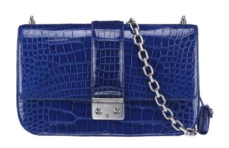 กระเป๋าสะพายหนังจระเข้ขนาดเล็กสายสั้น จาก Christian Dior ราคา 830,000 บาท